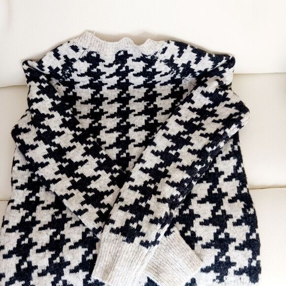 REVOLVE Line + Dot Houndstooth Soft Knit V-neckline Sweater Size SP - Picture 3 of 5